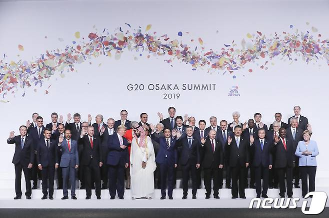 문재인 대통령이 지난해 인텍스 오사카에서 열린 G20 정상회의 공식환영식에서 각국 정상들과 기념촬영을 하고 있다. (청와대 제공) 2019.6.29/뉴스1