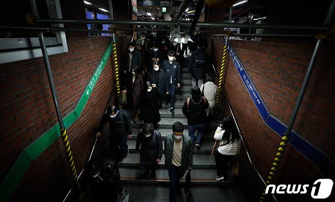 수도권 사회적 거리두기가 1.5단계로 격상된 지난 17일 서울 중구 시청역에서 마스크를 쓴 시민들이 출근하고 있다./뉴스1 © News1