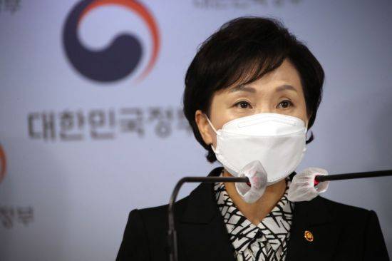 김현미 국토부 장관이 19일 정부서울청사 브리핑실에서 서민, 중산층 주거안정 지원방안을 발표하고 있다. (사진=연합뉴스)