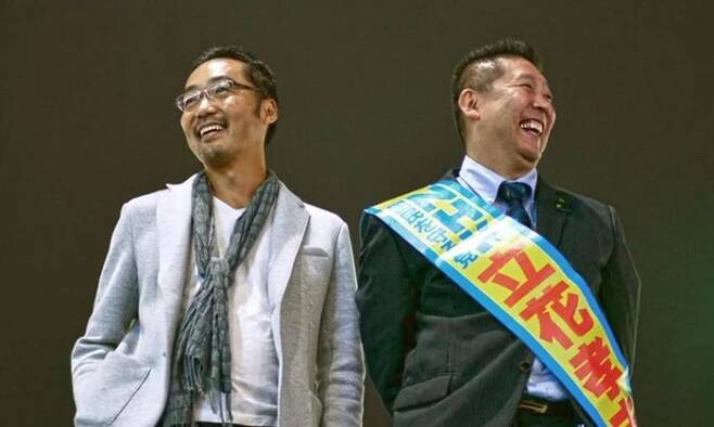 NHK로부터 국민을 지키는 당 간사장 우에스기 다카시(왼쪽)와 대표 다치바나 다카시가 활짝 웃는 모습. /NHK로부터 국민을 지키는 당 홈페이지