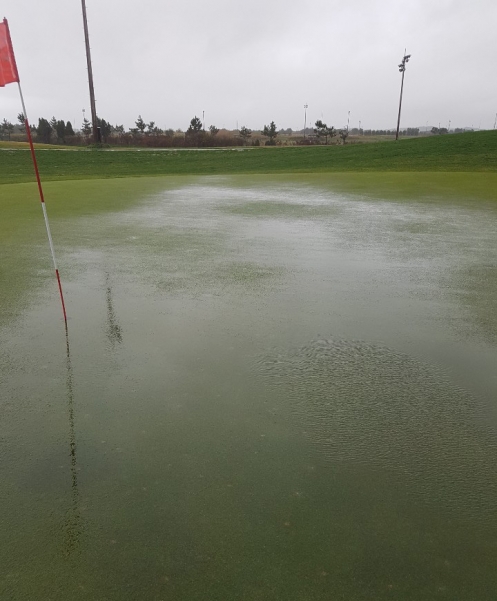 한국프로골프(KPGA) 코리안투어 퀄리파잉 토너먼트(QT) 셋째 날 경기가 취소되었다. 이날 군산CC에 쏟아진 폭우로 인해 그린 위에 고인 빗물 모습이다. 사진제공=KPGA