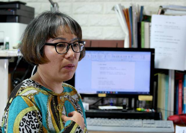 고(故) 권대희씨의 어머니, 이나금씨가 17일 서울 강서구 자택에서 한국일보와 인터뷰하며 지난 4년간 법정투쟁을 회상하고 있다. 이씨는 "수술실 폐쇄회로(CC)TV가 집도의에 대한 검찰의 의료법 위반 혐의 불기소 처분을 뒤집는 데 결정적인 역할을 했다“며 CCTV 설치 의무화 법안 통과에 전력할 뜻을 밝혔다. 왕태석 선임기자