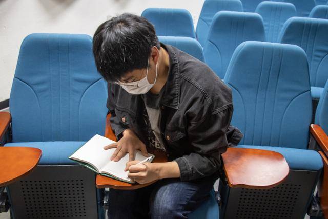 왼손잡이들에게 ‘ㄱ’자 모양의 일체형 책상 의자는 그야말로 고역이다. 받침이 오른쪽에 달려있어서, 노트 필기를 하려면 몸을 오른쪽으로 비틀어야 한다.