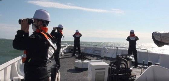 고(故) 해양수산부 공무원 이모씨의 시신을 수색 중인 해양경찰. 뉴스1