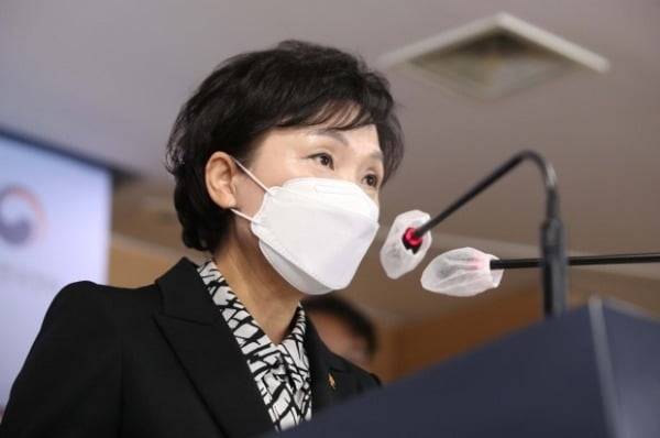 김현미 국토교통부 장관이 19일 오전 서울 종로구 정부서울청사 합동브리핑실에서 서민·중산층 주거안정 지원방안은 발표하고 있다. (사진=뉴스1)