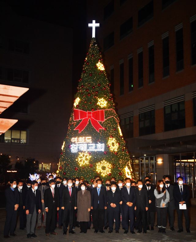 서울 여의도침례교회는 19일 성탄절 트리 점등식과 함께 코로나19로 수고하는 의료진과 봉사자에게 후원금을 전달했다.  강민석 선임기자