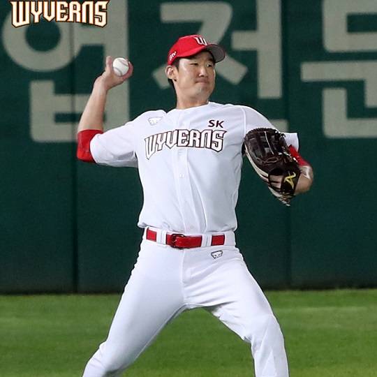 오태곤은 내년 시즌 팀의 중견수와 좌익수 자리에서 주전 경쟁을 펼쳐 살아남겠단 각오를 밝혔다(사진=SK)