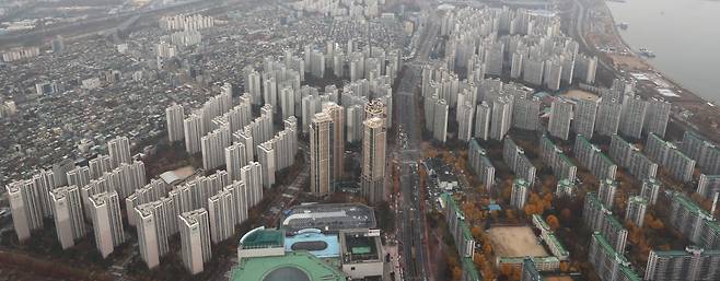 정부가 19일 전세난 해결을 위한 24번째 부동산 대책을 내놓았지만, 시장 반응은 ‘효과가 없을 것’으로 모아지고 있다. 서울 송파구 롯데월드타워 서울스카이에서 바라본 아파트 단지의 모습. [연합]