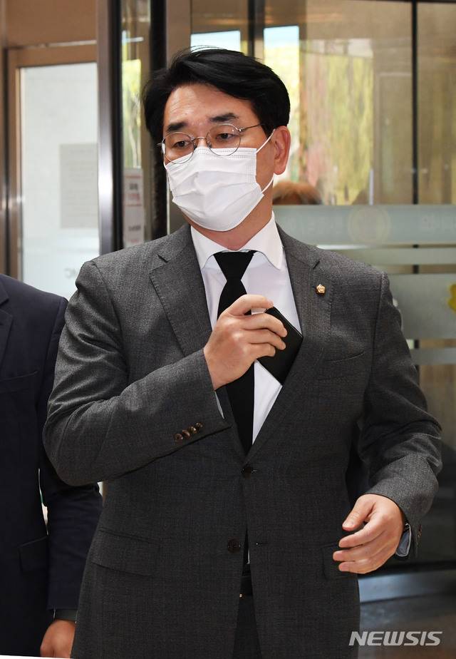 [서울=뉴시스]사진공동취재단 = 박용진 더불어민주당 의원이 26일 고 이건희 삼성그룹 회장 빈소가 마련된 서울 강남구 삼성서울병원 장례식장에 들어서고 있다. 2020.10.26. photo@newsis.com