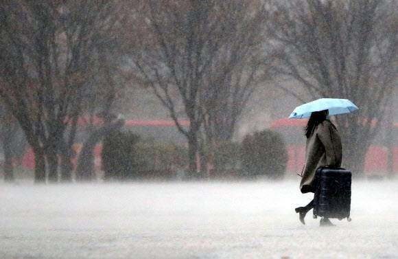 19일 대구 북구 엑스코 주변에 폭우가 쏟아지고 있다. 연합뉴스