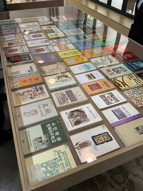 광주 무각사 로터스갤러리에 1980년대 광주에서 활발하게 제작된 목판화 작품을 표지에 담아 출판된 책들을 전시한 모습.