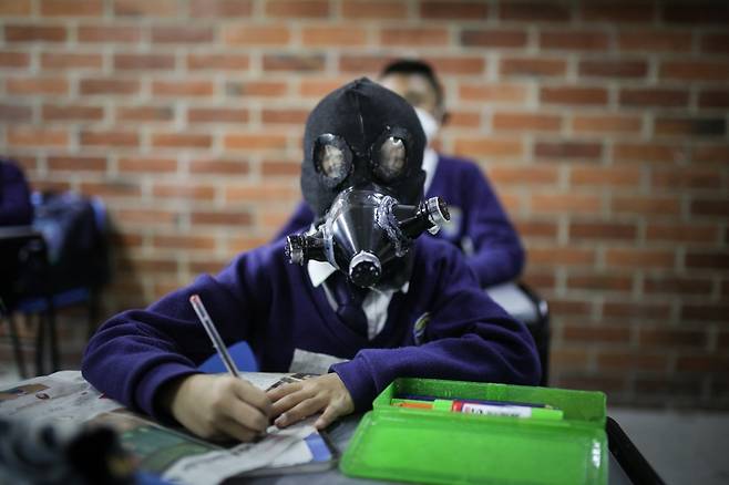 콜롬비아 소아차의 한 학교에서 직접 만든 마스크를 쓰고 수업받는 학생들 [터키 ANADOLU통신, Juancho Torres. 재판매 및 DB 금지]