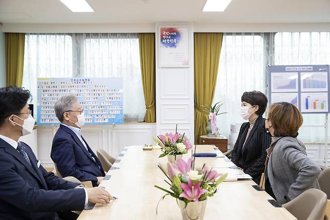 이재명-김은혜 회동 (서울=연합뉴스) 지난 18일 이재명 경기도지사(사진 왼쪽)를 방문한 국민의힘 김은혜 의원이 대화를 나누고 있다. 사진은 김 의원 블로그 캡처. 2020.11.19