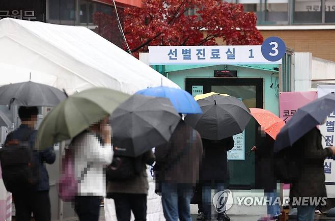 붐비는 선별진료소 (서울=연합뉴스) 신준희 기자 = 19일 중구 국립중앙의료원 코로나19 선별진료소가 검사를 받기 위한 시민들로 붐비고 있다. 2020.11.19 hama@yna.co.kr
