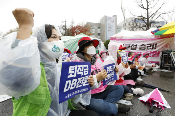 19일 서울시교육청 앞에서 열린 서울학교비정규직연대회의 총파업 집회에서 참가자들이 구호를 외치고 있다. (사진=뉴시스)