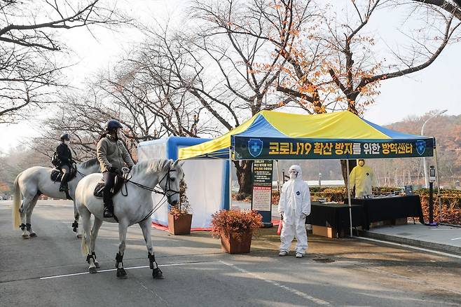 과천경마공원에 설치된 방역센터© 뉴스1(한국 마사회 제공)