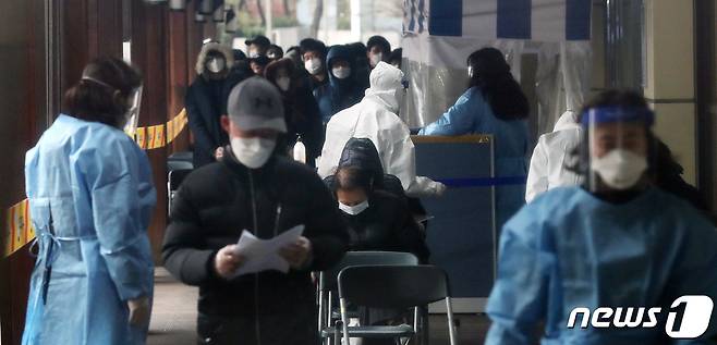 20일 서울 송파구보건소 선별진료소에서 시민들이 신종 코로나바이러스 감염증(코로나19) 검사를 기다리고 있다/뉴스1 © News1