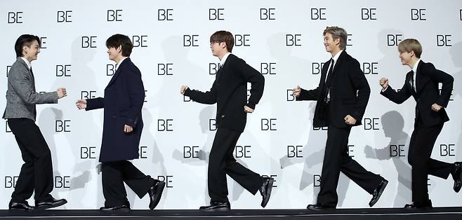 그룹 BTS(방탄소년단)의 정국(왼쪽부터), 뷔, 진, RM, 지민이 20일 오전 서울 동대문구 동대문디자인플라자(DDP)에서 열린 새 앨범 'BE (Deluxe Edition)' 발매기념 프레스 기자회견에서 포즈를 취하고 있다. 방탄소년단의 새로운 이야기를 담은 'BE'는 지금까지 선보인 정규 시리즈 앨범과는 다른 형태의 앨범이다. '~이다' '존재하다'라는 뜻의 'BE'는 형태를 규정짓지 않고 열린 의미를 가진 단어인데, 방탄소년단은 이번 앨범으로 지금 이 순간에 느끼는 솔직한 감정과 생각, 나아가 앞으로 계속 살아가야 하는 '우리'라는 존재에 관한 이야기를 전한다. 2020.11.20/뉴스1 © News1 김진환 기자