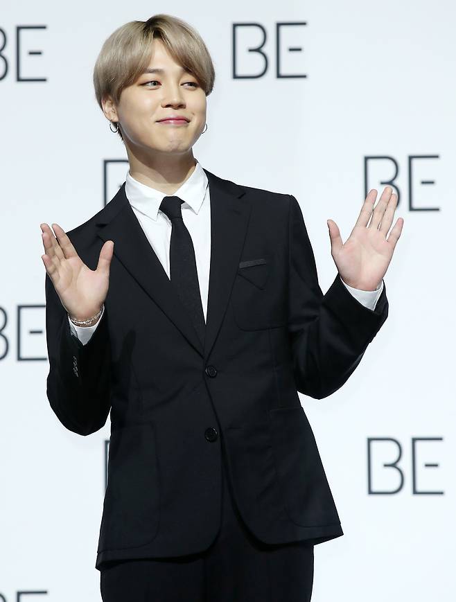그룹 BTS(방탄소년단)의 지민이 20일 오전 서울 동대문구 동대문디자인플라자(DDP)에서 열린 새 앨범 'BE (Deluxe Edition)' 발매기념 프레스 기자회견에서 포즈를 취하고 있다. 방탄소년단의 새로운 이야기를 담은 'BE'는 지금까지 선보인 정규 시리즈 앨범과는 다른 형태의 앨범이다. '~이다' '존재하다'라는 뜻의 'BE'는 형태를 규정짓지 않고 열린 의미를 가진 단어인데, 방탄소년단은 이번 앨범으로 지금 이 순간에 느끼는 솔직한 감정과 생각, 나아가 앞으로 계속 살아가야 하는 '우리'라는 존재에 관한 이야기를 전한다. 2020.11.20/뉴스1 © News1 김진환 기자