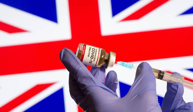 영국 국기와 개발 중인 코로나19 백신. © 로이터=뉴스1