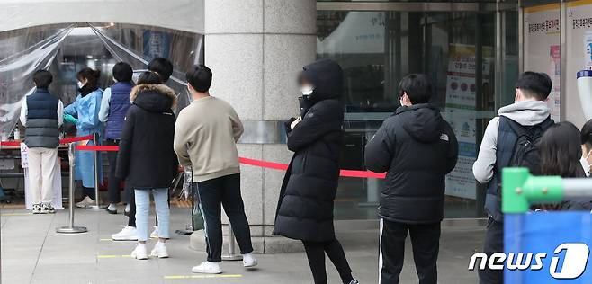 서울 동작구 노량진에 있는 대형 임용고시 학원에서 집단감염이 발생한 가운데 학원 학생들이 진단검사를 기다리고 있다./뉴스1 © News1