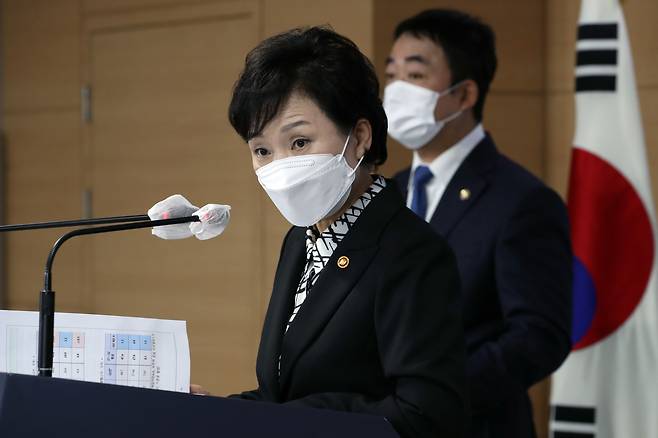 김현미 국토교통부 장관이 19일 오전 서울 종로구 정부서울청사에서 서민·중산층 주거안정 지원방안 브리핑을 하고 있다. /  장련성 기자