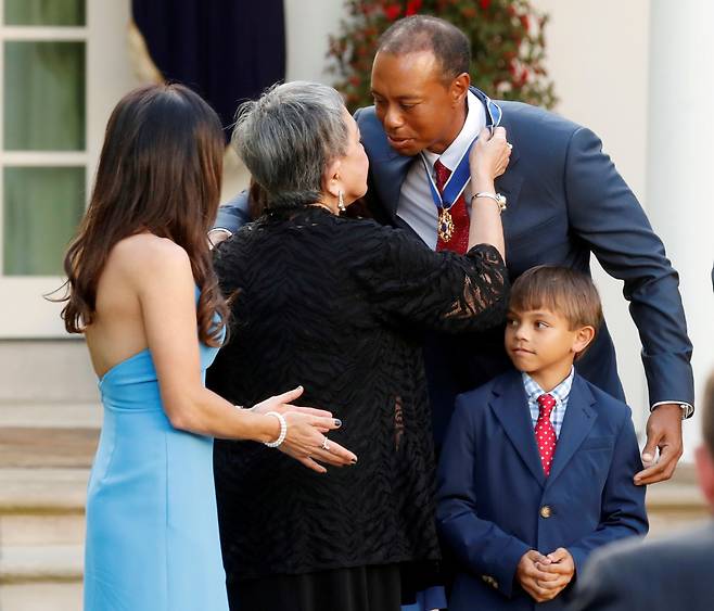 타이거 우즈가 지난해 도널드 트럼프 대통령에게  '자유의 메달'을 받은 후 어머니 쿨티다를 비롯해 가족과 찍은 사진. 오른쪽 아래가 아들 찰리.  /로이터 연합뉴스
