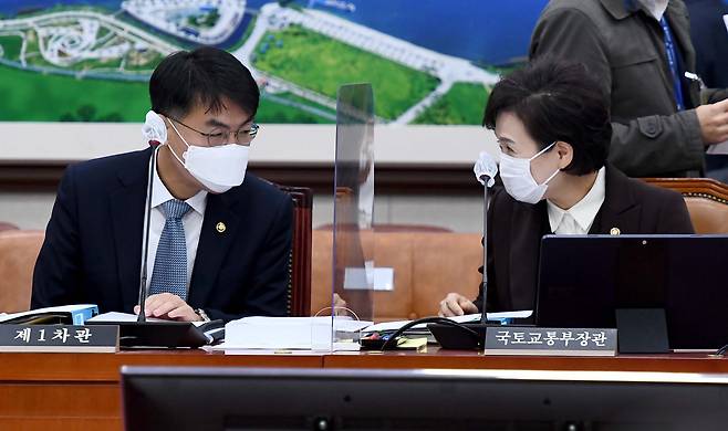 김현미 국토교통부 장관과 윤성원 1차관이 지난 3일 서울 여의도 국회에서 열린 국토교통위원회 전체회의에 앞서 대화하고 있다. /국회사진기자단