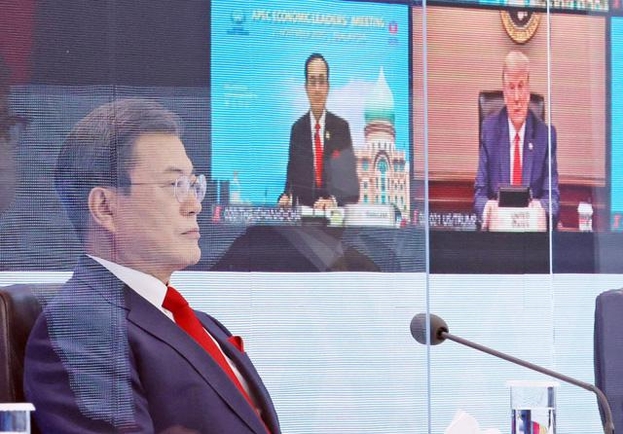 문재인 대통령이 20일 오후 청와대에서 화상으로 열린 APEC 정상회의에 참석해 있다. 모니터에 도널드 트럼프 미국 대통령이 보인다.