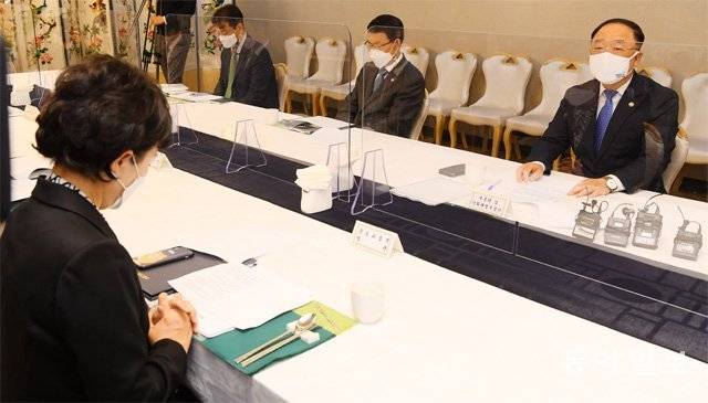 19일 정부서울청사에서 열린 ‘제10차 부동산시장 점검 관계장관회의’에서 홍남기 경제부총리 겸 기획재정부 장관(오른쪽)이 모두 
발언을 하고 있다. 김현미 국토교통부 장관(왼쪽) 등이 참석한 이날 회의에서 정부는 “향후 2년 동안 전국에 11만4000채 
규모의 임대주택을 공급할 것”이라고 밝혔다. 최혁중 기자 sajinman@donga.com