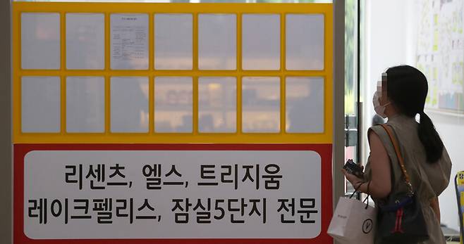 지난 8월 서울 잠실 부동산중개업소 앞 전월세 및 매매 등 부동산 관련 게시판이 비어 있다. 박종식 기자 anaki@hani.co.kr