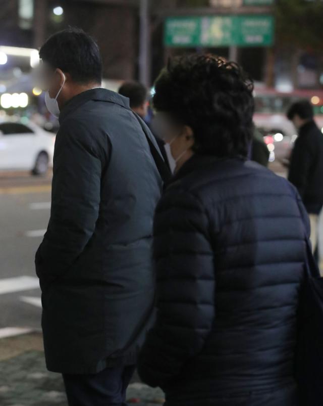 서울에 거세게 내렸던 비가 그치면서 초겨울 날씨를 보이는 19일 오후 서울 서초구 교대역 인근에서 두꺼운 옷을 입은 시민들이 걸어가고 있다. 뉴시스