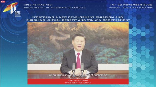 시진핑(習近平) 중국 국가주석이 아시아태평양경제협력체(APEC) 정상회의를 하루 앞두고 열린 최고경영자(CEO) 대화 포럼에 화상으로 참석하고 있다. 쿠알라룸푸르=로이터 연합뉴스