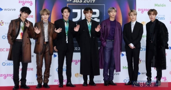 그룹 방탄소년단(BTS)가 지난해 12월25일 서울 고척동 고척스카이돔에서 열린 '2019 SBS 가요대전' 포토월 행사에 참석해 포토타임을 갖고 있다. /사진=최혁 한경닷컴 기자 chokob@hankyung.com