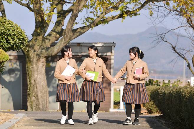 Female students at Jakcheon Middle School in South Jeolla Province wear hanbok-inspired uniform. (Ministry of Culture, Sports and Tourism)