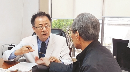 영동한의원 대표원장 김남선 박사(왼쪽)가 만성 폐쇄성폐질환, COPD 때문에 숨이 차서 걷기조차 힘들다고 호소하는 70대 노인의 맥을 짚어보며 문진을 하고 있다.  
