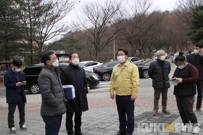 오세현 아산시장이 선문대 임시 선별진료소를 방문, 상황을 점검하는 모습.
