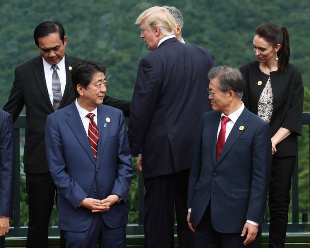 문재인 대통령이 2017년 11월 베트남 다낭 인터컨티넨탈 호텔에서 열린 아시아태평양경제협력체(APEC) 정상회의에서 각국 정상들과 기념촬영을 하고 있다. 뉴시스