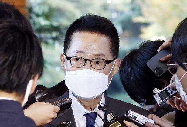 박지원 국가정보원장이 지난 10일 오후 일본 총리관저에서 스가 요시히데 일본 총리를 면담한 후 취재진 질문에 답변하고있다. 교도연합뉴스