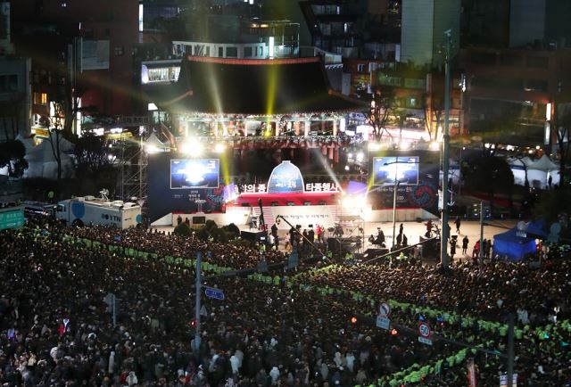 2019년 기해년을 앞둔 2018년 12월 31일 오후 서울 종로 보신각에서 시민들이 제야의 종 타종행사를 기다리고 있다. 뉴시스