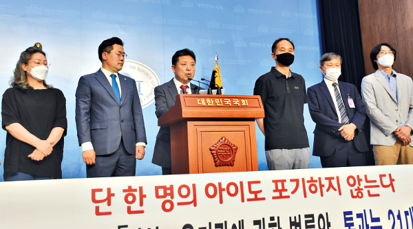 김승욱 한국기독교대안학교연맹 이사장(가운데)이 지난 6월 대안교육법률안 통과를 위해 국회에서 박찬대 더불어민주당 의원(왼쪽 두 번째)과 기자회견을 하고 있다.