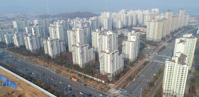 서울 전세난에 김포·파주 아파트값 들썩

    (김포=연합뉴스) 김도훈 기자 = 정부의 새 임대차보호법 시행 후 서울 지역 전세가 품귀 현상을 빚자 김포·파주 등 서울 인접 지역 아파트값이 오르고 있다.

    특히 6·13 대책에서 비규제지역으로 남은 김포의 경우 한국감정원 조사에서 최근 2주 동안 무려 4% 가깝게 급등하며 과열 양상을 띠고 있다. 경기도에서 최근 한 달 동안 주간 누적 기준으로 아파트값이 1% 이상 오른 지역은 김포시(5.04%)를 비롯해 고양시(1.13%), 파주시(1.01%) 등 3곳으로 나타났다.

    사진은 15일 오후 경기도 김�
