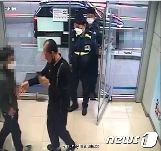 18일 오후 4시쯤  부산 사하구 다대지구대 한 팀장이 보이스피싱 송금책을 수상히 여겨 현장에서 붙잡았다. (부산경찰청 제공) /사진=뉴스1