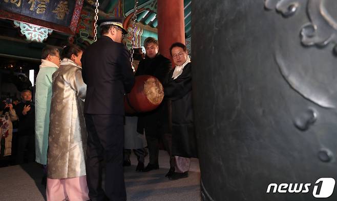 지난 1월1일 새벽 서울 종로구 보신각에서 열린 제야의 종 타종 행사에서 참석자들이 함께 타종하고 있다. /사진=뉴스1