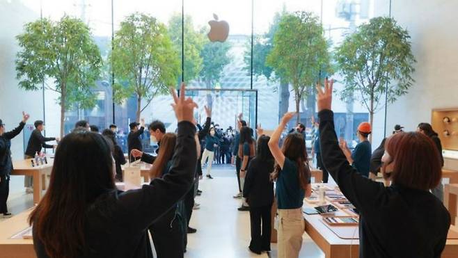 애플 신제품 아이폰12가 정식 출시된 지난달 30일 오전 서울 강남구 신사동 애플 가로수길 매장에서 관계자들이 판매 카운트다운을 하고 있다.(사진=연합뉴스)