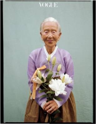 잡지 화보 모델로 나선 전남 100세 전후 할머니 -  20일 전남 곡성군에 따르면 지난 7월 보그 코리아가 전남 지역 시골에 사는 100세 전후 8명의 할머니 모습을 촬영해 9월호에 화보로 실었다. 2020.11.20 보그(VOGUE) 코리아 제공