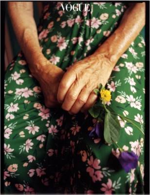 잡지 화보 모델로 나선 전남 100세 전후 할머니 -  20일 전남 곡성군에 따르면 지난 7월 보그 코리아가 전남 지역 시골에 사는 100세 전후 8명의 할머니 모습을 촬영해 9월호에 화보로 실었다. 2020.11.20 보그(VOGUE) 코리아 제공
