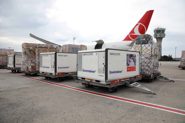 터키의 아타투르크 공항에서 18일(현지시간) 온도조절 컨테이너에 담긴 중국 시노백의 코로나19 백신이 브라질 행 항공기에 실리고 있다. /로이터연합뉴스