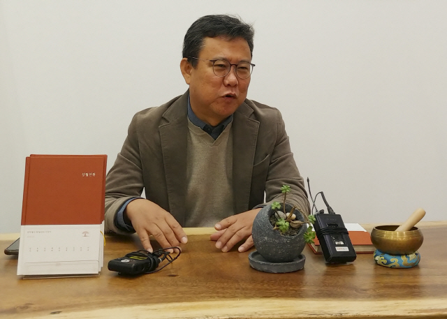20일 서울 종로구 템플스테이통합정보센터에서 열린 출간기념 간담회에서 백승권 작가가 책에 대해 설명하고 있다.