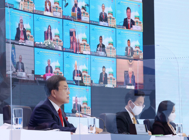 문재인 대통령이 20일 오후 청와대에서 열린 아시아태평양경제협력체(APEC) 정상회의에서 발언하고 있다./연합뉴스